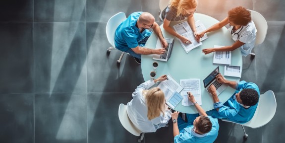 Ärzte sitzen zusammen an einem Tisch