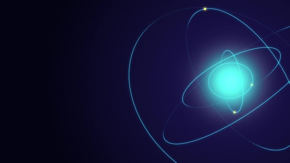 Abstrakte Darstellung eines Atoms mit leuchtendem Kern und kreisenden Elektronenbahnen auf dunklem Hintergrund – Symbolbild für Physik, Wissenschaft oder Energie.