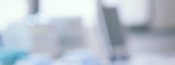 Ein Arzt in weißem Kittel überreicht einer Patientin ein Rezept oder ein Dokument