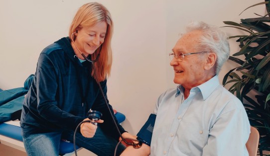 Dr. Ede untersucht Patienten